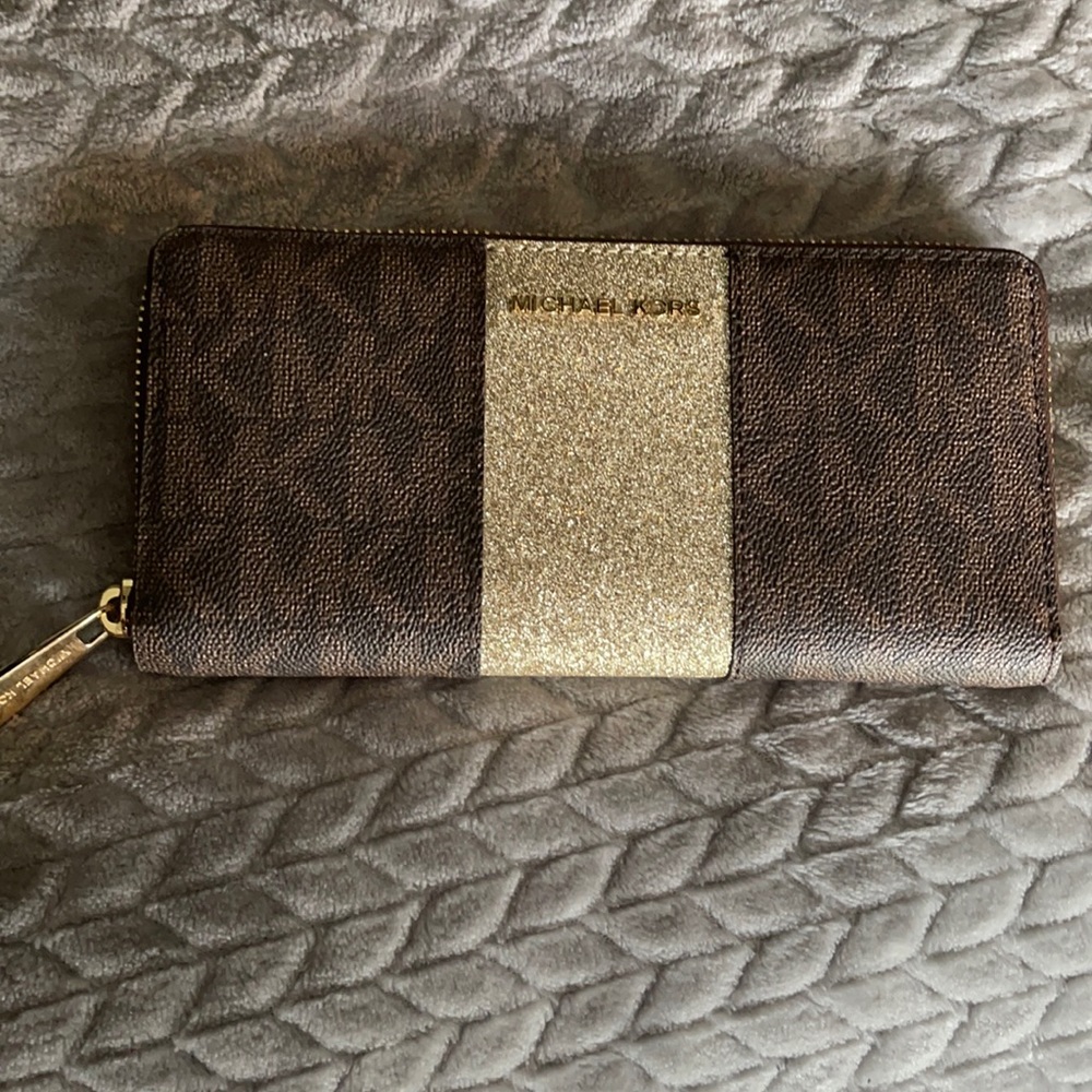 Authentic Michael Kors Wallet (New) never used